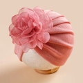 Details einer rosa gestrickten Baby-Turbanmütze mit großer Dekoblüte auf einem Schaumstoffkopf - Altrosa / Kopfumfang < 45cm