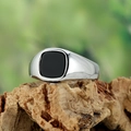 Heren zegelring zilver met zwarte vierkante steen op natuurlijke boomschors decor - US 6 / Staal Zwarte Steen