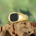 Vista macro di un intarsio in agata nera quadrata su un anello a sigillo placcato oro - Oro Pietra Nera