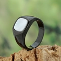 Anello minimalista in acciaio inossidabile nero con inserto in conchiglia bianca - Pietra bianca e nera