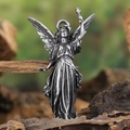 Ciondolo angelo vintage in acciaio inossidabile su una superficie in legno naturale - Solo Ciondolo (Senza Catena) / Argento Antico