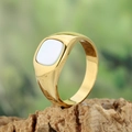 Gouden zegelring in Ins-stijl met vierkant wit schelpinlegsel op natuurlijk hout - US 6 / Goudkleur Witte Steen
