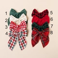 Huit barrettes de Noël en coton aux motifs à carreaux et étoiles présentées à plat - Style Aléatoire