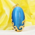 Ciondolo ovale con pietra occhio di gatto blu in montatura in acciaio dorato traforato - Solo Ciondolo (Senza Catena) / Placcato Oro Zirconia Blu