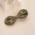 Dettaglio del fermaglio per capelli in lino marrone con ricamo floreale giallo e foglie verdi - Fiocco Marrone Stile 3