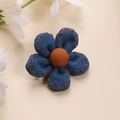 Dettaglio ravvicinato di un fiore in denim blu con cuciture arancioni e bottone centrale - 4# Blu Denim