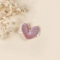 Detail einer rosa Samtherz-Haarspange mit weichem stoffumwickeltem Sicherheitsclip - Altrosa