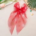 Détail de la pince à cheveux nœud de Noël en maille rouge avec flocons et paillettes dorées - Chute de Neige Rouge