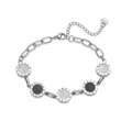 Detalle de pulsera de acero inoxidable con números romanos e incrustaciones de nácar - Plateado