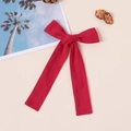 Detail einer tiefroten Leinen-Haarschleife mit langen Bändern auf natürlichem Hintergrund - 11*18cm / Rot