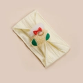 Vue détaillée du bandeau pour bébé en nylon souple avec un élément décoratif en peluche - 15x9.5cm / Jaune Riz (Mignon Agneau)