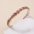 Detailansicht des Haarreifens aus cremefarbener Spitze mit bestickten rosa Rosen und Blättern - Rosa