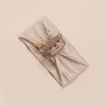 Détail de la maille du bandeau en nylon beige avec un renne pailleté et une peluche de cerf - 15x9.5cm / Blanc Sale (Renne à Paillettes)