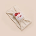 Détail du bandeau en maille crème avec un motif décoratif de Père Noël en relief 3D - 15x9.5cm / Beige (Père Noël à Paillettes)