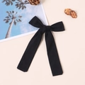 Detailaufnahme einer großen schwarzen Baumwollschleife mit langen Bändern auf beige Hintergrund - 11*18cm / Schwarz