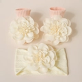 Détail de chaussettes et bandeau tricotés pour bébé avec de grandes fleurs 3D en tissu - Socquettes / Beige Tacheté