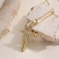 Exquisito collar con colgante de cruz chapado en oro de 18K con diseño de panal y circonitas - Estilo de Diamantes de Imitación de Panal Hueco (25468)