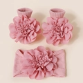Détail de l'ensemble bandeau et chaussettes roses pour bébé avec grandes fleurs tricotées - Socquettes / Rose Foncé