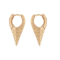 Primer plano de pendientes dorados geométricos en V con texturas en relieve vintage - Dorado (46150)