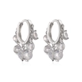 Dettaglio degli orecchini a cerchio in argento con cinque zirconi taglio brillante - Argento - Zircone Chiaro