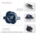 Détail de la barrette camélia en acétate bleu foncé avec strass et pince en métal - Petit / Bleu Marine