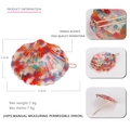Vue détaillée d'une pince à cheveux en acétate coloré en forme de coquillage de 6,4x4,4cm - Style Zircone / Rouge