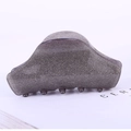 Dettaglio della grande molletta per capelli in acrilico grigio glitter con finitura lucida - Grigio