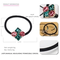 Vista dettagliata dei cristalli sfaccettati verdi e rosa su un elastico per capelli nero - Verde Scuro e Rosa (2)