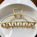 Eleganter goldener Haarklammer aus mattem Metall mit minimalistischem halbrundem Design - Mattgold