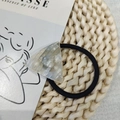 Minimalistisches Haargummi mit grauem Marmormuster Acetat-Dreieck Anhänger - Transparentes Cremeweiß