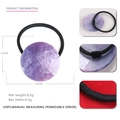 Violetter Haargummi mit Marmormuster und geometrischem runden Acryl-Anhänger für Damen - Lila