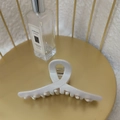 Gekreuzte Haarklammer in Cremeweiß für elegantes Haarstyling aus Acetatmaterial - Gebrochenes Weiß