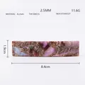 Dettaglio macro della molletta rettangolare in acetato con trama marmorizzata e misure - Marrone Viola Premium