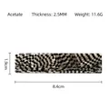 Dettaglio del fermaglio in acetato da 8,4 cm che mostra lo spessore e la trama mosaico - Colore Scacchiera Premium