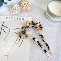 Dettaglio degli spilloni per capelli in acetato tartarugato con piccoli fiori di perle - Tartarugato Chiaro