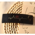 Dettaglio del fermaglio per capelli nero con cuore rosso e motivo a onde in strass - Nero