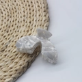 Eleganter Haarklammer in Marmorweiß mit Muscheltextur für französische Hochsteckfrisuren - Perlweiß