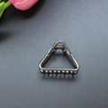 Détail d'une pince à cheveux triangulaire en métal gris fusil au design géométrique - Noir Fusil
