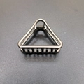 Pince à cheveux triangulaire minimaliste en alliage gris fusil avec fini métallique - Noir Mat