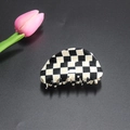Detalle de la pinza para el cabello a cuadros blancos y negros con acabado liso y dientes - Cuadros Negros y Blancos / 8.6cm