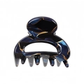 Détail d'une mini pince à cheveux évidée en acétate avec marbre bleu et feuille d'or - Or Bleu