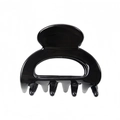 Vue macro d'une mini pince à cheveux en acétate noir brillant pour la coiffure - Noir