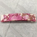 Detailansicht der Haarspange aus Acetat mit rechteckigem Vintage-Marmormuster - Lilac Pink Smudge
