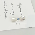 Détail de la pince à cheveux nœud avec zircon cœur bleu et cristaux mauves, 3.7cm - Pince Crocodile Nœud Strass