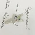 Détail d'une pince à cheveux étoile argentée mate ornée de zircons colorés brillants - Pince Crocodile Étoile Strass