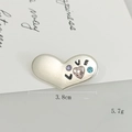 Dettaglio spilla a cuore argento con scritta LOVE e cristalli di zircone colorati - Fermaglio Cuore con Strass