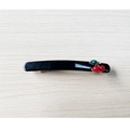 Detailansicht der schwarzen Haarklammer aus Acetat mit roten Kirschen und Edelsteinblatt - Schwarz Mit Roter Kirsche