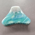 Détail macro d'une pince à cheveux Mont Fuji avec motif marbré bleu et texture acétate - Vert Mont Fuji