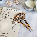 Dettaglio di un fermaglio per capelli a ventaglio con motivo tartarugato e strass lucidi - Tartarugato Scuro