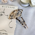 Dettaglio di un pettine a ventaglio tartarugato con strass su uno sfondo di lino elegante - Tartarugato Chiaro
